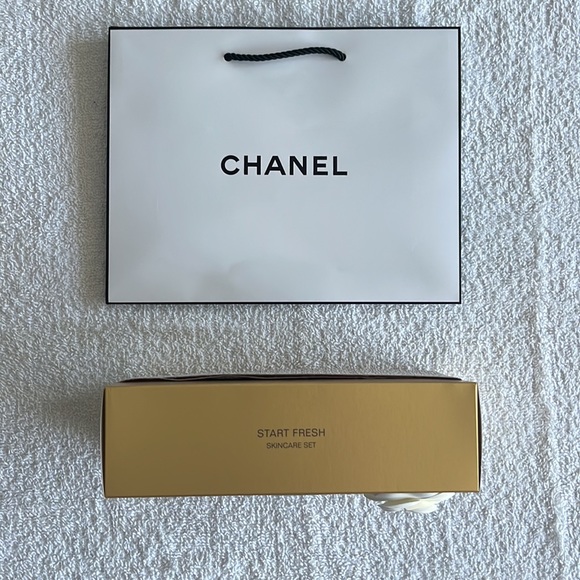 Chanel Start Fresh Holiday Skincare Set - Picture 16 of 17